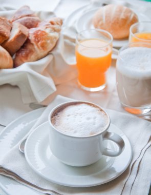 Kapuçino, kruvasan, portakal suyu ve bisküvi fantastik Kahvaltı