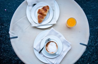 Kapuçino, kruvasan, portakal suyu ve bisküvi fantastik Kahvaltı
