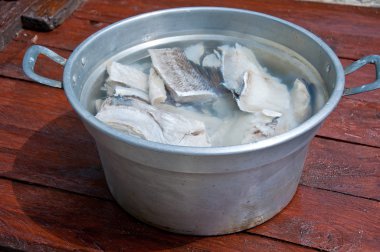morina parçalarını nel'acqua pişmiş olması hazır koymak