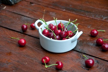 Grup lezzetli taze kırmızı kiraz ahşap arka plan üzerine aldı.