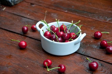 Grup lezzetli taze kırmızı kiraz ahşap arka plan üzerine aldı.
