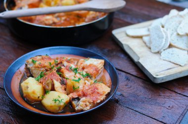 morina domates, zeytin ve patates, İtalya ile tavada pişirilir