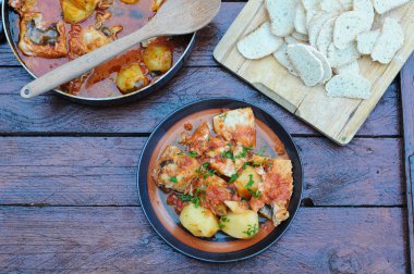 morina domates, zeytin ve patates, İtalya ile tavada pişirilir