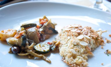 Balığı fırında pişmiş balık tava ve karışık bir tavada sebze