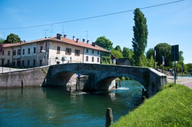 castelletto di cuggiono, milan, milano bir kanal wich açar naviglio Grande yakınlarındaki küçük bir kasabada üzerinden görüntülemek