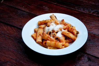 macheroni, lezzetli İtalyan makarna domates ve Parmesan ile