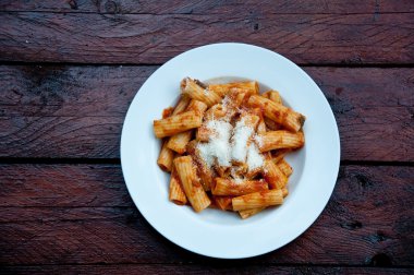 macheroni, lezzetli İtalyan makarna domates ve Parmesan ile