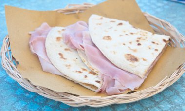 Jambon, peynir ve sebze karesi ile serin ve lezzetli piadine
