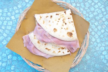 Jambon, peynir ve sebze karesi ile serin ve lezzetli piadine
