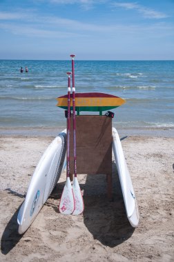 Kiralık Bisiklet için bir işaret olarak kullanılan sörf tahtası