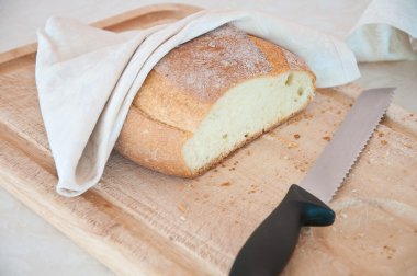 ekmek ve kesmek için bıçak ile ahşap kesme tahtası