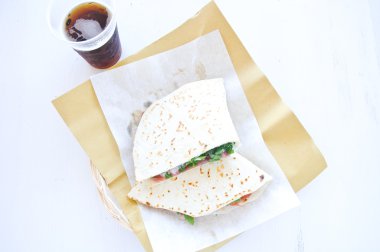 Jambon, peynir ve sebze karesi ile serin ve lezzetli piadine