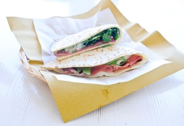 Jambon, peynir ve sebze karesi ile serin ve lezzetli piadine
