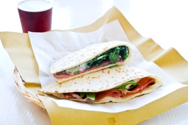 Jambon, peynir ve sebze karesi ile serin ve lezzetli piadine