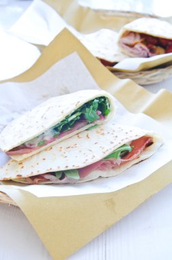 Jambon, peynir ve sebze karesi ile serin ve lezzetli piadine