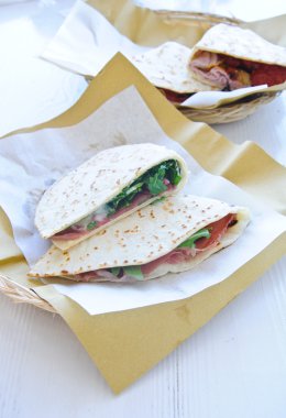 Jambon, peynir ve sebze karesi ile serin ve lezzetli piadine