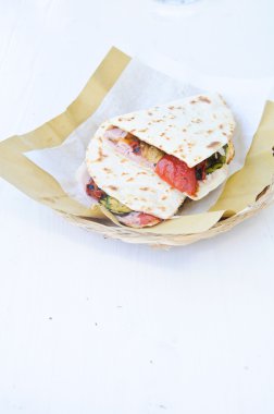 Jambon, peynir ve sebze karesi ile serin ve lezzetli piadine