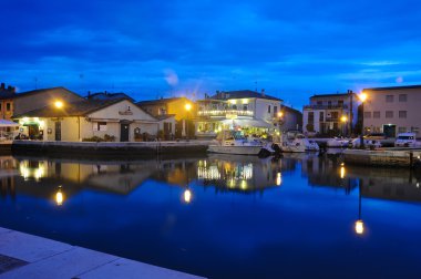 güzel ve sakin kanallardan Cesenatico gece görünümü