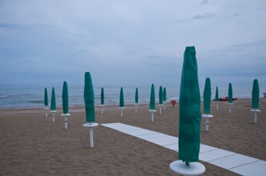 Sahilde Sinigallia kapalı şemsiye