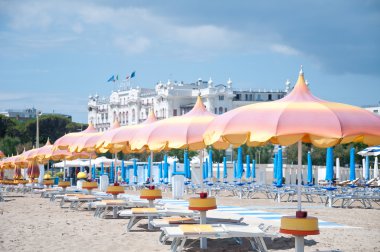 güzel Rimini plaj manzarası güneşli bir günde, İtalya