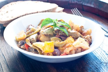 biber, domates ve patlıcan ile lezzetli caponata tipik Sicilya yemek