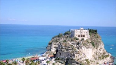 Şehir, Tropea ile adanın Kilisesi ile dışarı görünümü
