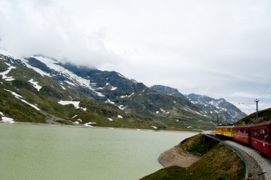 İsviçre dağ treni Bernina Express yüksek mo geçti