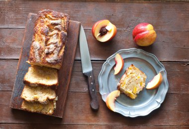 Erik ve sarı şeftali amaretti ile pişmiş