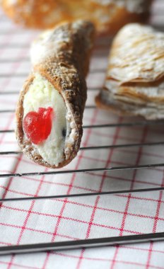 Ricotta krem peynir ve kırmızı şeker ile İtalyan tatlı