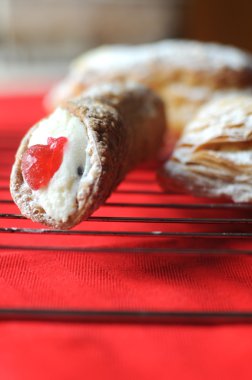 Ricotta krem peynir ve kırmızı şeker ile İtalyan tatlı