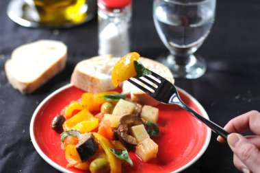 Caponata tipik İtalyan yemek patates biber ve domates ile