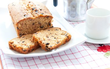 Kuru üzümlü kek kakao, elma ve meyve ve fındık ile