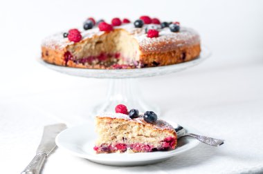 Ev yapımı krem şanti ve yaban mersini taze pasta