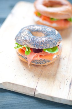 Somonlu simit ve taze krema.