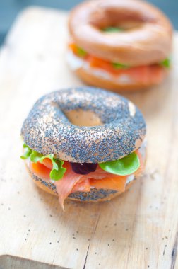 Somonlu simit ve taze krema.