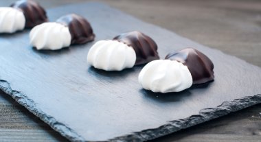 Tatlı küçük iki-bir beyaz ve siyahlar şeker yapılan