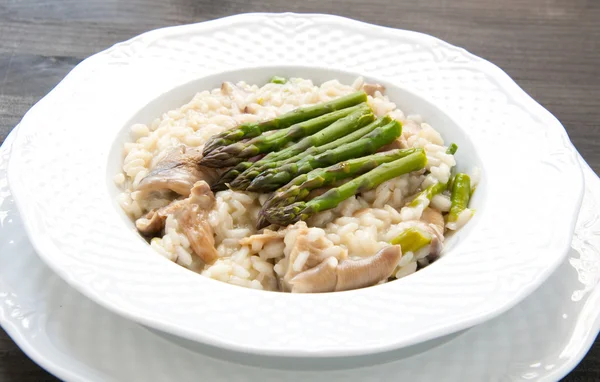 Risotto Giuseppe Verdi met aspergechampignons en ham — Stockfoto