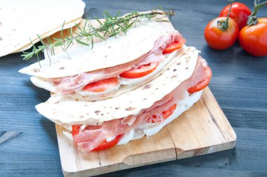 Jambon mozzarella ve domatesli orijinal Piadina.