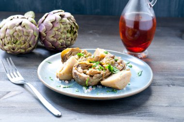 Balzamik sirkeli enginar salatası ve pembe tuzlu patates.