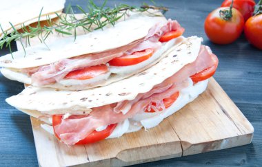 Jambon mozzarella ve domatesli orijinal Piadina.