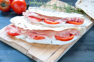 Jambon mozzarella ve domatesli orijinal Piadina.