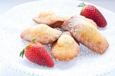 Madeleine küçük geleneksel Fransız tatlılar çilek ile