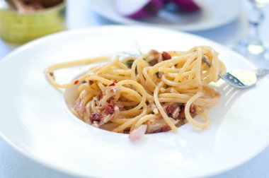 Pesto kırmızı soğan ve ton balıklı spagetti