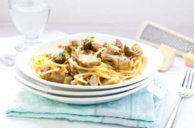 İtalyan makarna enginar ve Parmesan ile