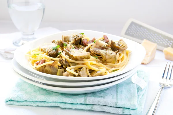 Pastas italianas con alcachofas y parmesano —  Fotos de Stock