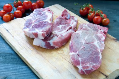 Çeşitli taze et tavuk ve domates soslu domuz eti