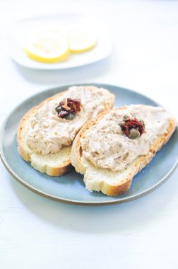 Ton balığı ve ricotta ile sıcak ekmek