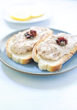 Ton balığı ve ricotta ile sıcak ekmek