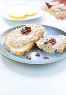 Ton balığı ve ricotta ile sıcak ekmek
