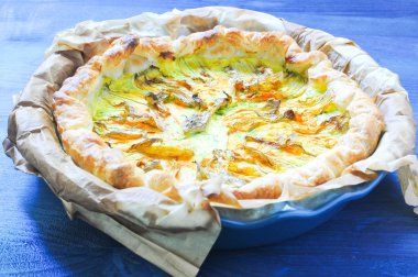 Ricotta, parmesan ve kabak çiçekleri ile tuzlu pasta